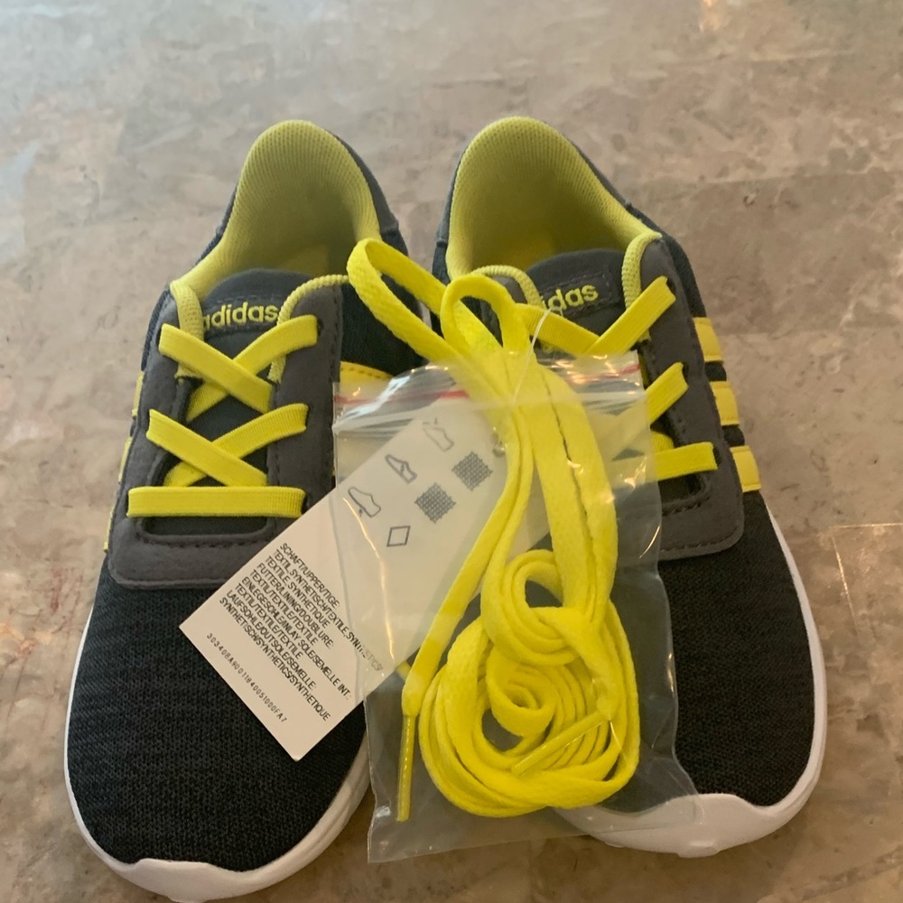 Kids Adidas shoes size 9.5 kids